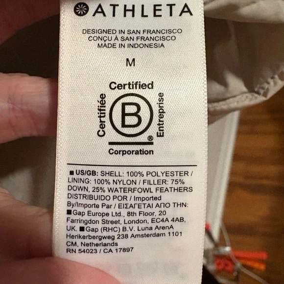 Athleta women’s cascade down vest. NWT